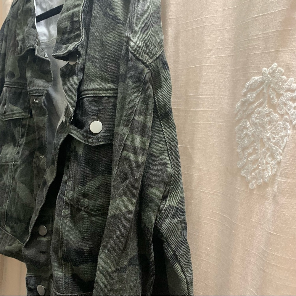 Faded Camo Cropped Button-Up Jacket - Picture 6 of 12